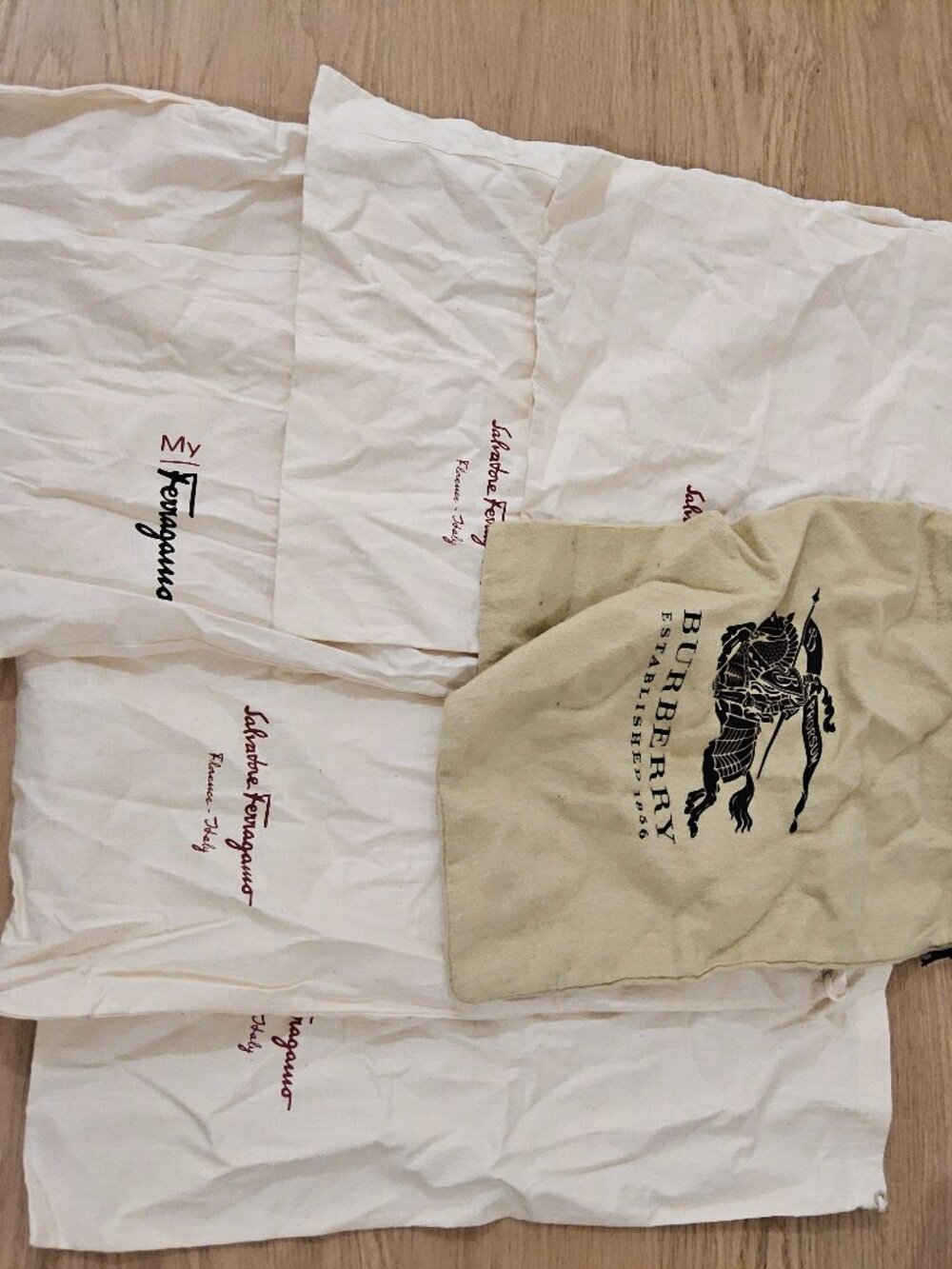 5 ferragamo 1 burberry Shoe bags